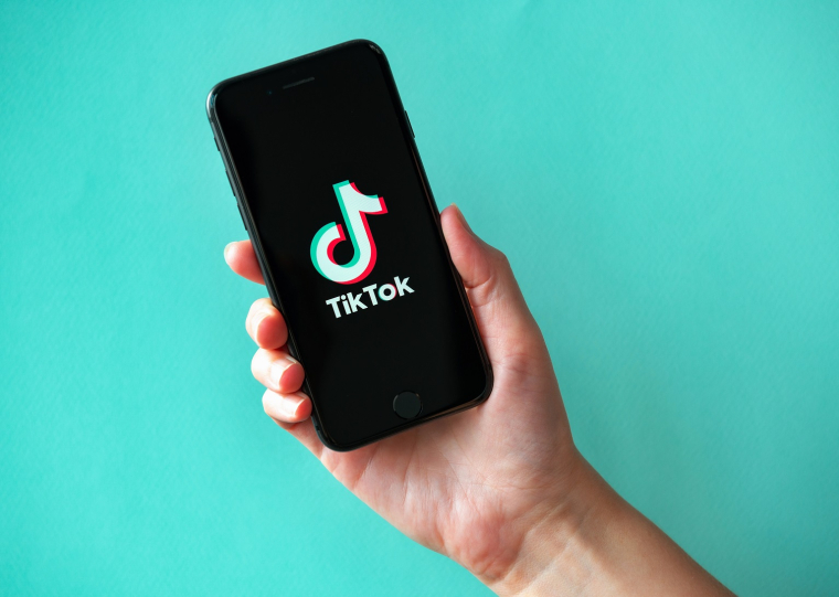 Un enfant sur deux âgé de 11-12 ans possède un compte TikTok dans l'hexagone selon l'Arcom. (crédit : Adobe Stock)