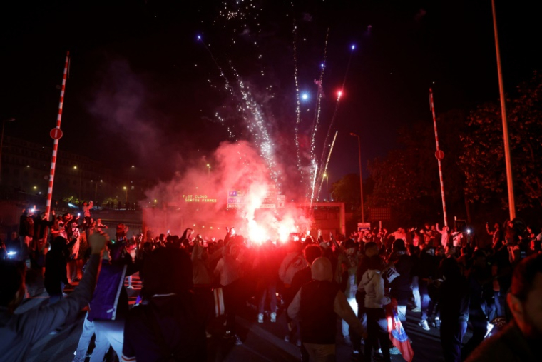 Des supporteurs bloquant une route près du Parc des Princes, Paris, 7 mai 225 ( AFP / GEOFFROY VAN DER HASSELT )