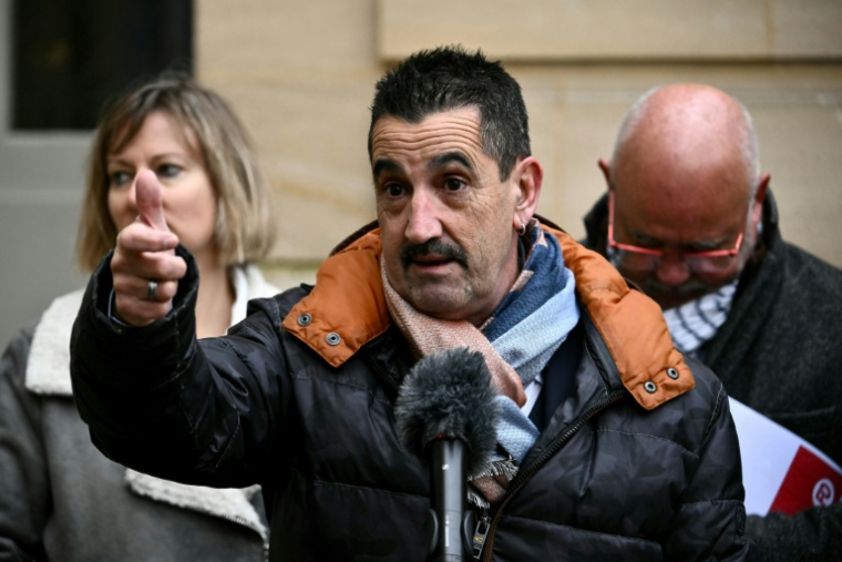 Le secrétaire général de Force Ouvrière (FO), Frédéric Souillot, s'adresse aux médias devant l'Hôtel de Matignon à Paris, le 9 janvier 2025 ( AFP / Martin LELIEVRE )