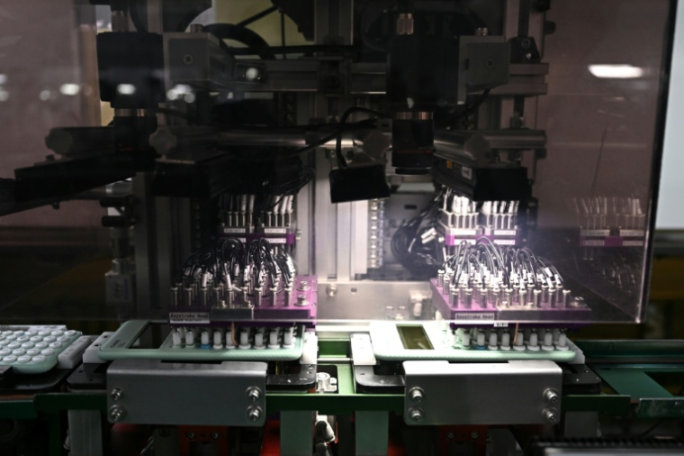 Des composants de calculettes assemblés dans une usine Casio à Nakhon Ratchasima, dans le nord-est de la Thaïlande, le 12 novembre 2025  ( AFP / Lillian SUWANRUMPHA )