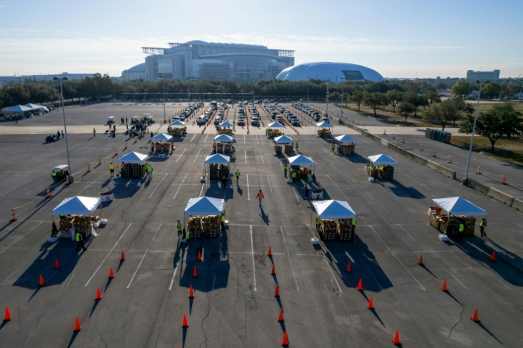 Mise en place d'une distribution d'aide alimentaire à Houston, au Texas, le 1er novembre 2025 ( AFP / Mark Felix )