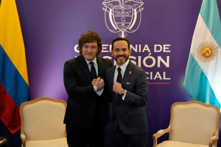 Photo fournie par la présidence argentine montrant le président de l'Argentine Javier Milei (à gauche) serrant la main du président élu de la Colombie, Abelardo de la Espriella (à droite), à Cali, en Colombie, le 7 août 2026 ( Argentinian Presidency / ARGENTINE PRESIDENCY )