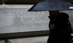 Un homme passe devant le siège de la Réserve fédérale américaine (Fed) à New York