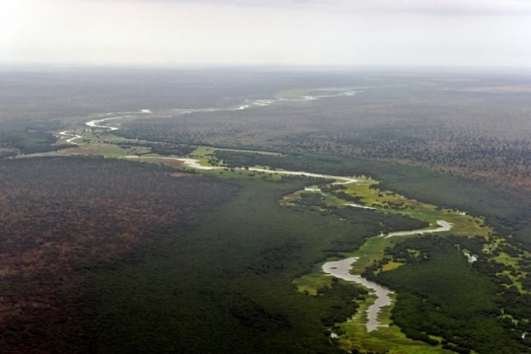 Vue aérienne de la rivière Pibor traversant le paysage entre les parcs nationaux de Boma et de Badingilo, le 4 février 2020, dans le sud du Soudan ( AFP / TONY KARUMBA )