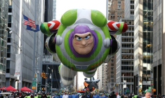 Un ballon représentant Buzz l'Eclair du film "Toy Story" ( AFP / TIMOTHY A. CLARY )