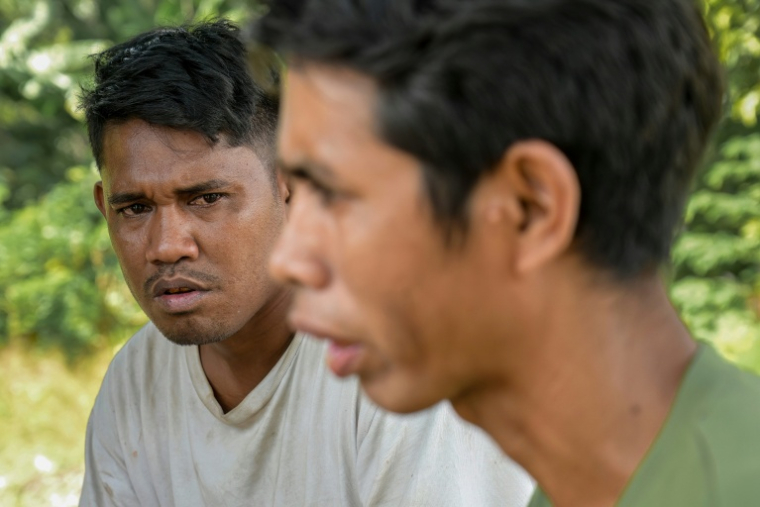 Le noble Umbu Ana Rara (g) et son esclave Kanisius Kanyali Hambarita (d) au village de Tanggedu, sur l'île de Sumba, le 23 juin 2026 en Indonésie ( AFP / BAY ISMOYO )