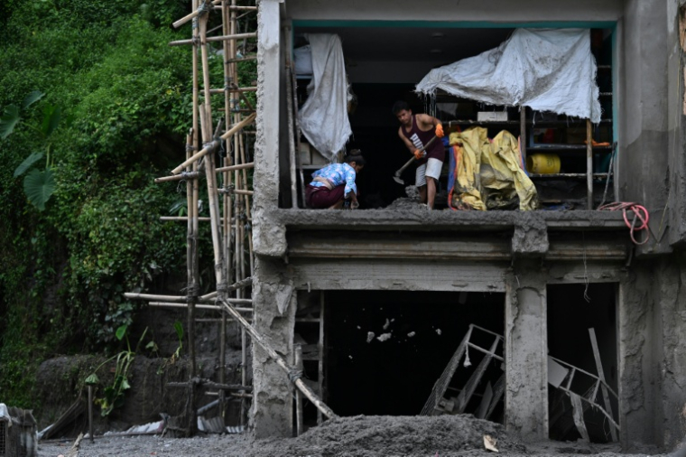 Des membres de l’armée népalaise participent aux opérations de recherche au lendemain des crues soudaines dans le district de Nuwakot, au Népal, le 1er septembre 2026 ( AFP / Arun SANKAR )