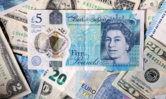 Une illustration des billets de banque en dollars américains, euros et livres sterling