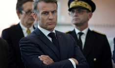 Le président Emmanuel Macron lors de la visite d'un h^ôpital à Lavelanet, le 27 avril 2026 en Ariège ( POOL / Valentine CHAPUIS )