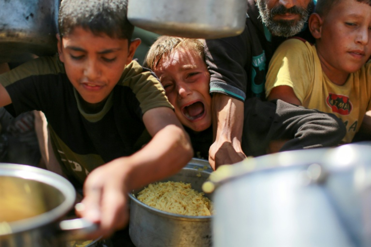 Des enfants palestiniens se pressent à une distribution de riz à Gaza-ville, dans le nord du territoire palestinien, le 28 août 2025 ( AFP / BASHAR TALEB )