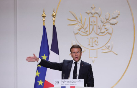 Le président français Macron prononce un discours à Paris