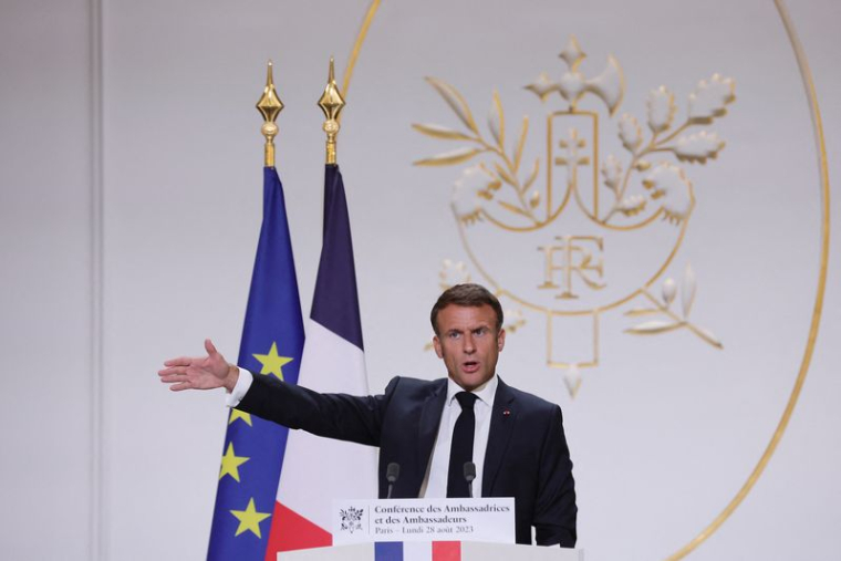 Le président français Macron prononce un discours à Paris