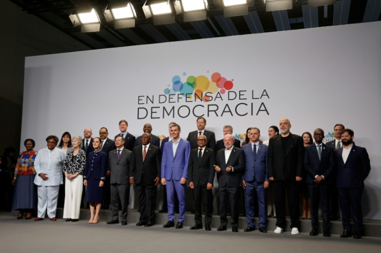 Le Premier ministre espagnol Pedro Sánchez (C) pose avec des dirigeants internationaux de gauche réunis à Barcelone pour "protéger et renforcer" la démocratie, le 18 avril 2026 à Barcelone ( AFP / Oscar DEL POZO )