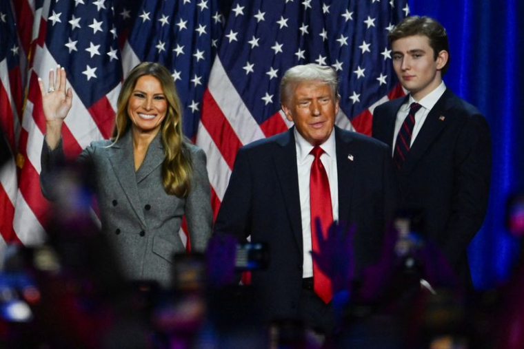 Donald Trump, sur scène suite aux premiers résultats de l'élection présidentielle américaine