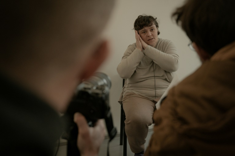 Olga Klimova (C), une patiente de l'hôpital psychiatrique de Poltava, en Ukraine, le 19 mars 2025 ( AFP / Ivan SAMOILOV )