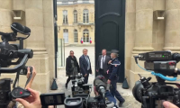 Matignon: arrivées du PS et du PCF pour rencontrer Lecornu