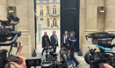 Matignon: arrivées du PS et du PCF pour rencontrer Lecornu