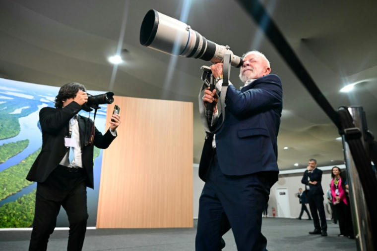 Luiz Inacio Lula da Silva est venu une journée à Belem le 19 novembre 2025 dans la dernière ligne droite des négociations, insistant sur la question de la sortie des énergies fossiles ( AFP / Pablo PORCIUNCULA )