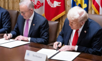Le président américain Donald Trump (d) et le Premier ministre australien Anthony Albanese signent un accord sur les minéraux critiques à la Maison Blanche, le 20 octobre 2025 à Washington ( AFP / SAUL LOEB )