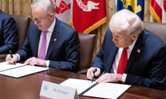 Le président américain Donald Trump (d) et le Premier ministre australien Anthony Albanese signent un accord sur les minéraux critiques à la Maison Blanche, le 20 octobre 2025 à Washington ( AFP / SAUL LOEB )