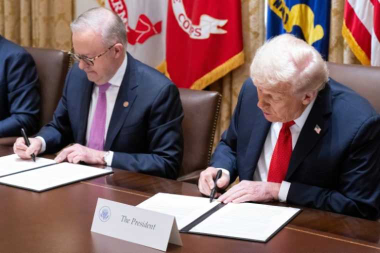 Le président américain Donald Trump (d) et le Premier ministre australien Anthony Albanese signent un accord sur les minéraux critiques à la Maison Blanche, le 20 octobre 2025 à Washington ( AFP / SAUL LOEB )