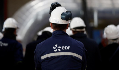 Le logo EDF sur le dos d'un employé