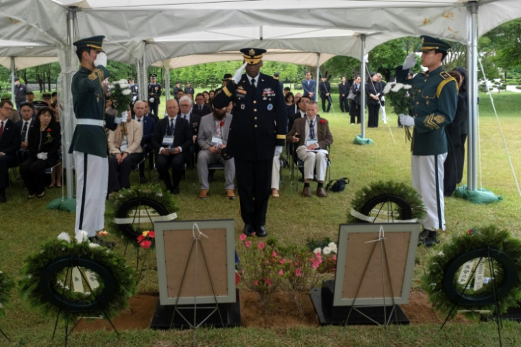 Cérémonie d'inhumation des cendres d'Andre Datcharry et Jacques Grisolet, deux anciens combattants français de la guerre de Corée récemment décédés, au Cimetière mémorial des Nations Unies à Busan (Corée du Sud) le 27 mai 2026 ( AFP / Roland DE COURSON )