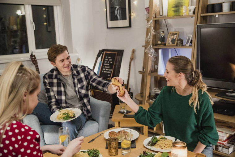 Proposer un logement en colocation, les avantages-iStock-DGLimages