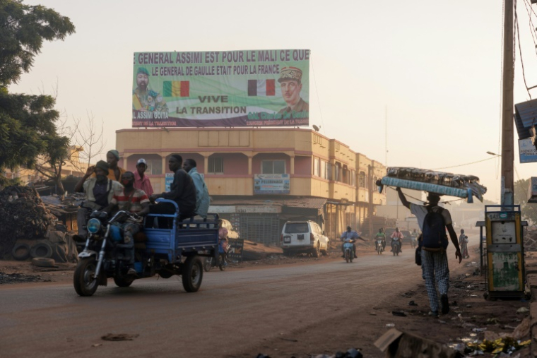 Un panneau proclamant que "le général Assimi est pour le Mali ce que le général de Gaulle était pour la France" dans une rue de Bamako le 1er novembre 2024 ( AFP / - )