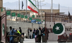 Des ressortissants pakistanais traversent la frontière de Taftan, au Pakistan, après leur retour d’Iran, le 2 mars 2026, sur fond de frappes américaines et israéliennes en cours contre l’Iran ( AFP / Banaras KHAN )