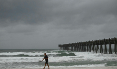 Une personne regarde les vagues se former à Pensacola Beach, en Floride, le 9 octobre 2026 ( AFP / RONALDO SCHEMIDT )