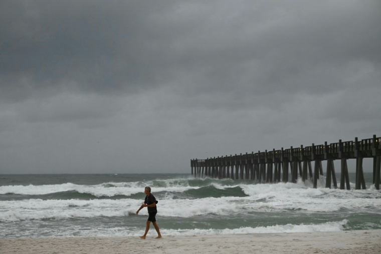 Une personne regarde les vagues se former à Pensacola Beach, en Floride, le 9 octobre 2026 ( AFP / RONALDO SCHEMIDT )