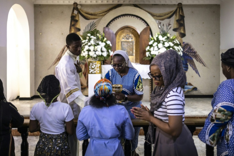 La communion dans une église catholique de Lagos, au Nigeria, le 21 avril 2025 ( AFP / OLYMPIA DE MAISMONT )