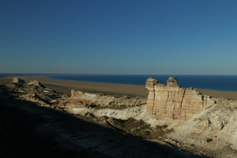 Le rivage de la mer d'Aral dans le nord-ouest de l'Ouzbékistan, le 26 septembre 2018 ( AFP / Sebastien BERGER )