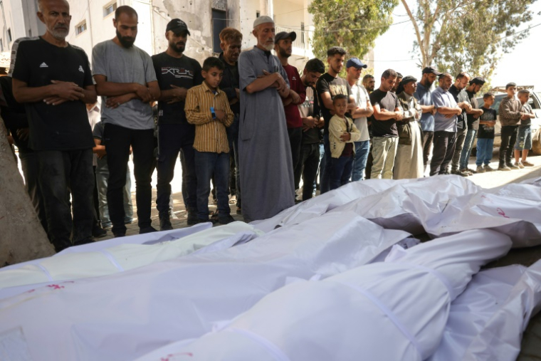 Des Palestiniens prient devant les corps de victimes des frappes israéliennes nocturnes, à l'hôpital Al-Chifa de la ville de Gaza, le 30 mai 2025 ( AFP / Bashar TALEB )