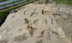 Vue aérienne d'archéologues travaillant sur un site funéraire de l'ère viking à Lisbjerg, au nord d'Aarhus, le 13 juin 2025 au Danemark ( AFP / James Brooks )