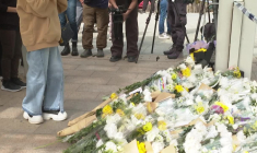 Les Hongkongais déposent des fleurs en hommage aux victimes de l'incendie meurtrier