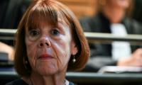 Gisèle Pelicot dans la salle d'audience, avant le procès en appel de Husamettin Dogan dans l'affaire des viols de Mazan au palais de justice de Nîmes, le 6 octobre 2025 ( AFP / Gabriel BOUYS )