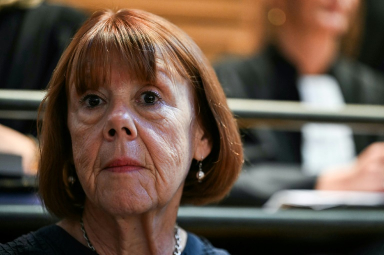 Gisèle Pelicot dans la salle d'audience, avant le procès en appel de Husamettin Dogan dans l'affaire des viols de Mazan au palais de justice de Nîmes, le 6 octobre 2025 ( AFP / Gabriel BOUYS )