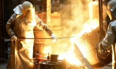 Des travailleurs dans la fonderie Marly près de Valenciennes, dans le Nord, le 23 janvier 2020 ( AFP / FRANCOIS LO PRESTI )