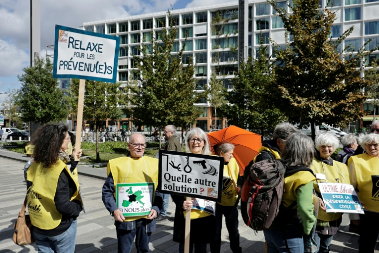 Manifestation en soutien à 12 militants du suicide assisté à l'ouverture de leur procès, accusés d'avoir aidé des personnes en France à obtenir illégalement un médicament euthanasiant, devant le Tribunal judiciaire de Paris, le 15 septembre 2025 ( AFP / STEPHANE DE SAKUTIN )