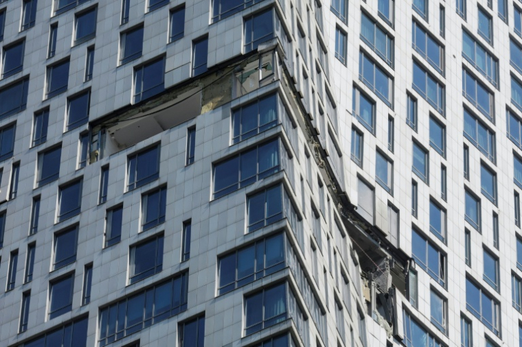 Un immeuble de Moscou endommagé par une frappe de drone ukrainien le 4 mai 2026  ( AFP / TATYANA MAKEYEVA )