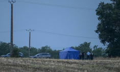 Des gendarmes sur le site où des recherches sont menées pour retrouver le corps de Delphine Aussaguel, disparue en France en décembre 2020, à Villeneuve-sur-Vère, le 16 juillet 2026 dans le Tarn ( AFP / Ed JONES )