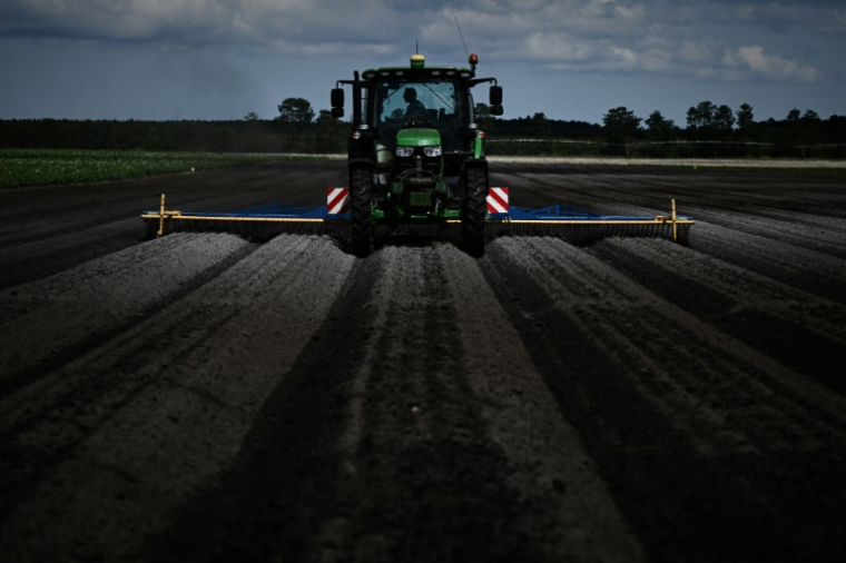 Une planteuse utilisée dans une exploitation de pommes de terre à Saint-Jean-d'Illac, en Gironde, le 22 mai 2025 ( AFP / Philippe LOPEZ )