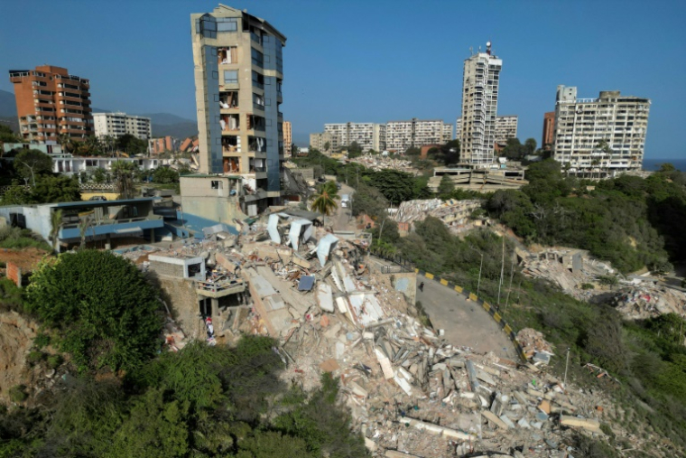 Vista aérea de edificios derrumbados en Catia La Mar, La Guaira, Venezuela, el 27 de junio de 2026 ( AFP / Federico PARRA )