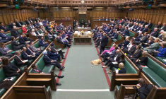 Image tirée d'un enregistrement diffusé par l'Unité d'enregistrement parlementaire (PRU) du Parlement britannique montrant des députés lorts d'un débat sur une motion pour savoir si le Premier ministre Keir Starmer doit être soumis à une enquête parlementaire au sujet de la nomination de Peter Mandelson comme ambassadeur à Washington, le 28 avril 2026 à la Chambre des communes à Londres ( PRU / - )