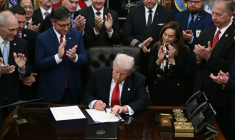 Le président américain Donald Trump signe le texte mettant fin à la plus longue paralysie budgétaire des Etats-Unis dans le Bureau Ovale de la Maison Blanche à Washington, le 12 novembre 2025 ( AFP / Brendan SMIALOWSKI )