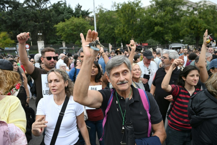De manifestants brandissent des clés d'habitation lors d'un vaste défilé pour le droit au logement au lendemain du rejet par les députés d'une série de mesures présentées par le gouvernement, le 3 octobre 2026 à Madrid ( AFP / JAVIER SORIANO )