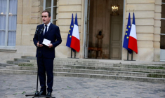 Le Premier ministre français sortant Lecornu s'adresse à Matignon à Paris