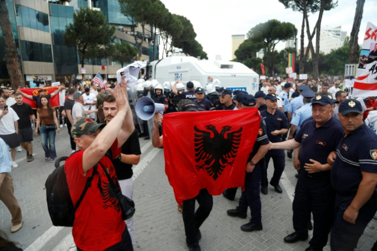 Des manifestants protestent contre la construction d’un complexe hôtelier de luxe près d’une zone naturelle protégée, à Tirana, en Albanie, le 3 juin 2026 ( AFP / STRINGER )
